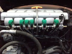 Zu sehen ist der Motorraum des VW Golf 3.2 VR6 mit Autogasteilen von Zavoli